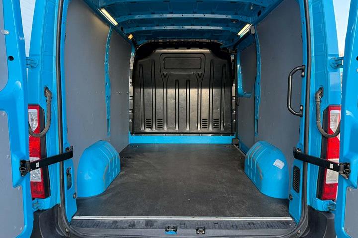 Blå Renault Master IV T33 fra 2019