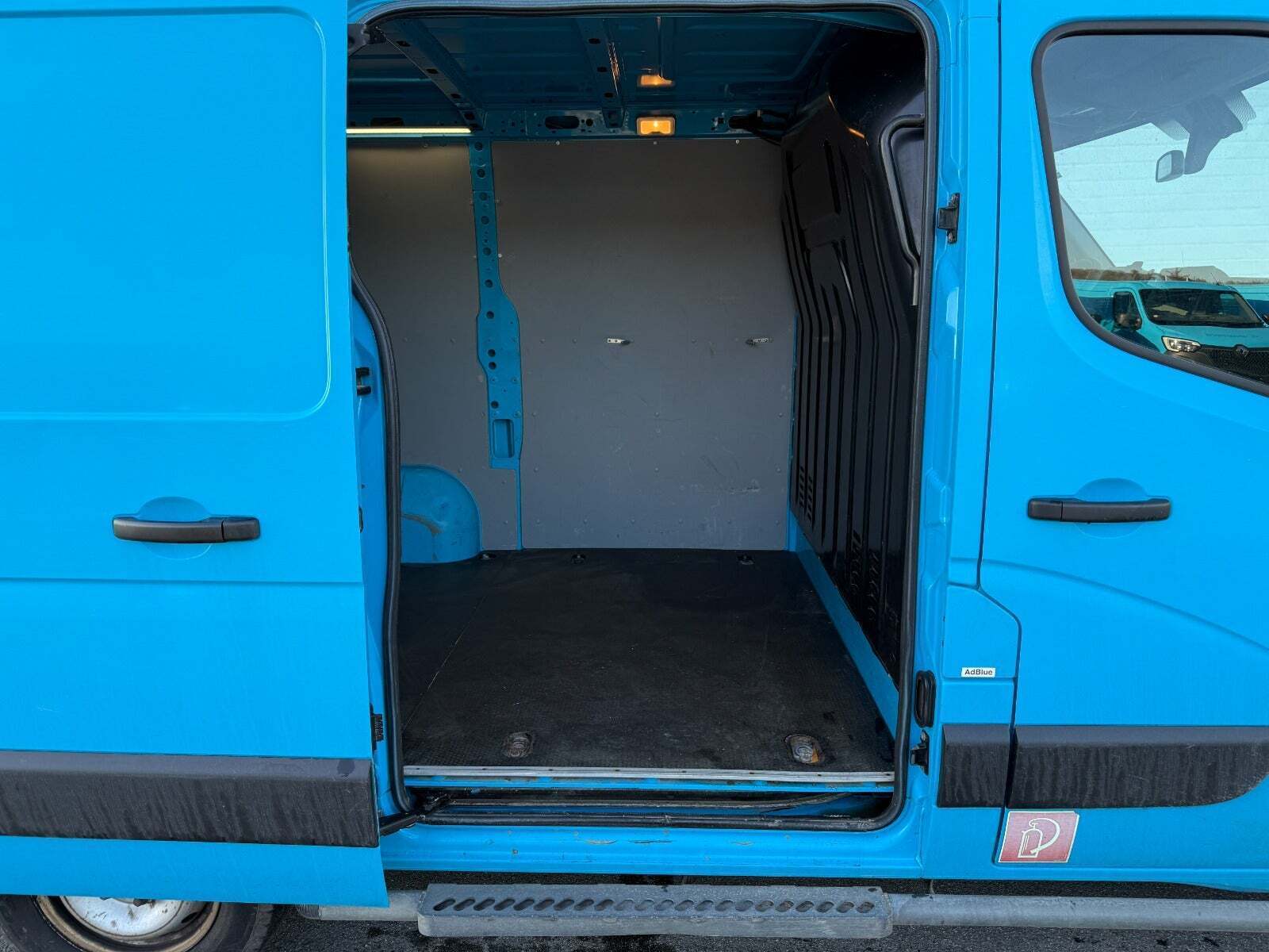 Blå Renault Master IV T33 fra 2019
