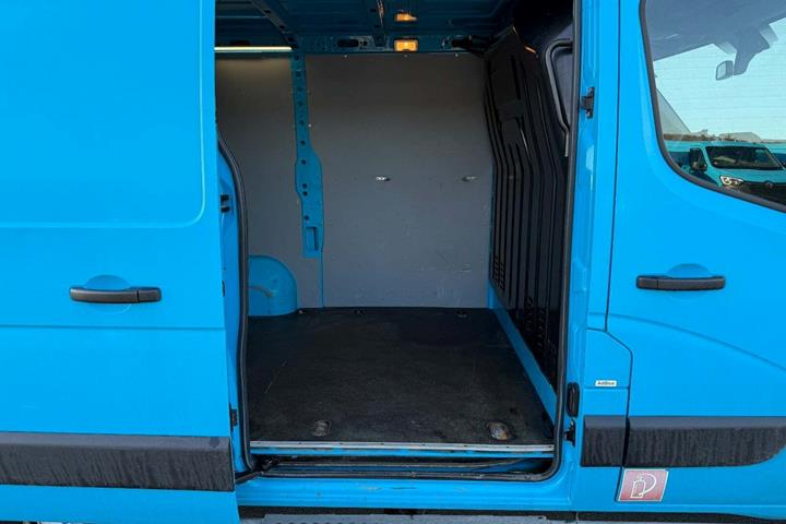 Blå Renault Master IV T33 fra 2019