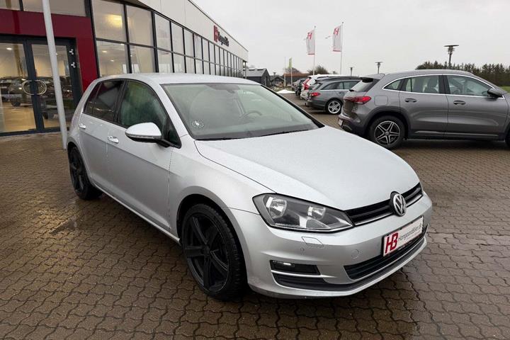 Sølv VW Golf VII fra 2014 set udefra