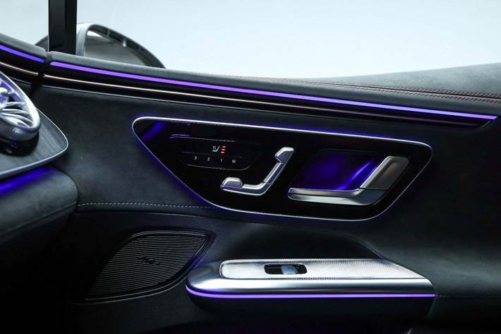 Grå Mercedes EQE350+ fra 2025