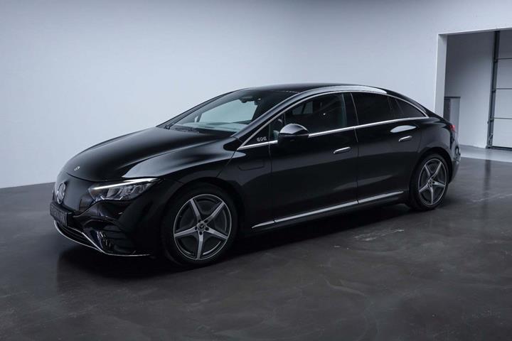Sort Mercedes EQE350+ fra 2025 set udefra