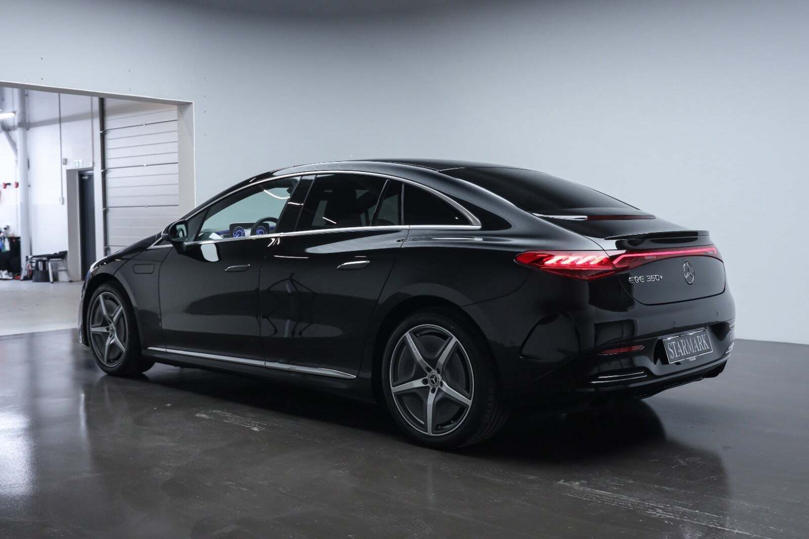 Sort Mercedes EQE350+ fra 2025