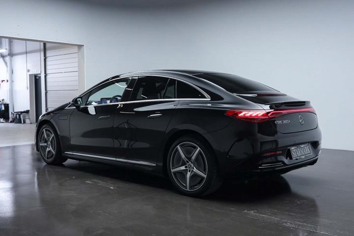 Sort Mercedes EQE350+ fra 2025
