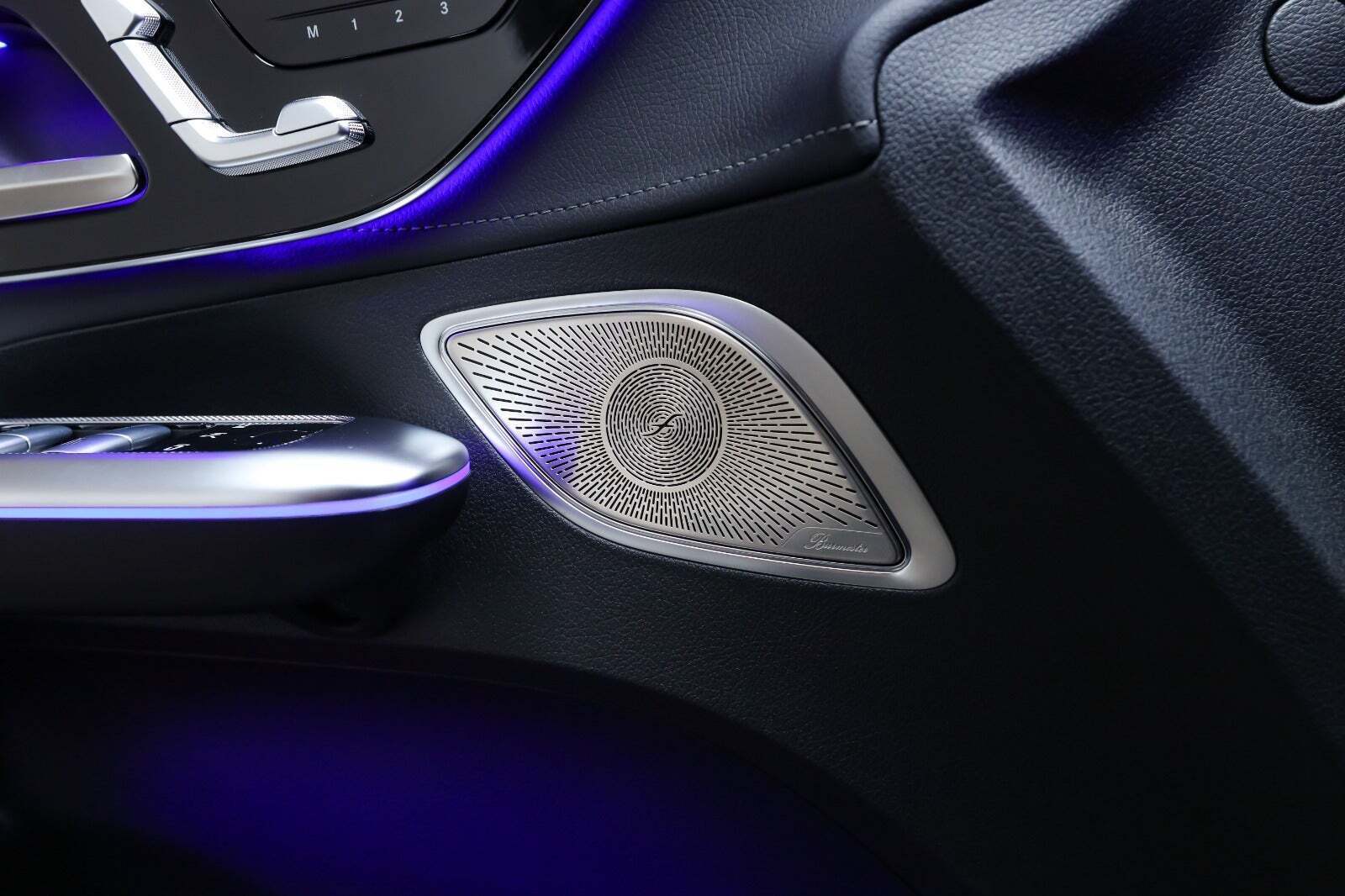 Sort Mercedes EQE350+ fra 2025