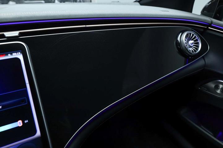 Sort Mercedes EQE350+ fra 2025