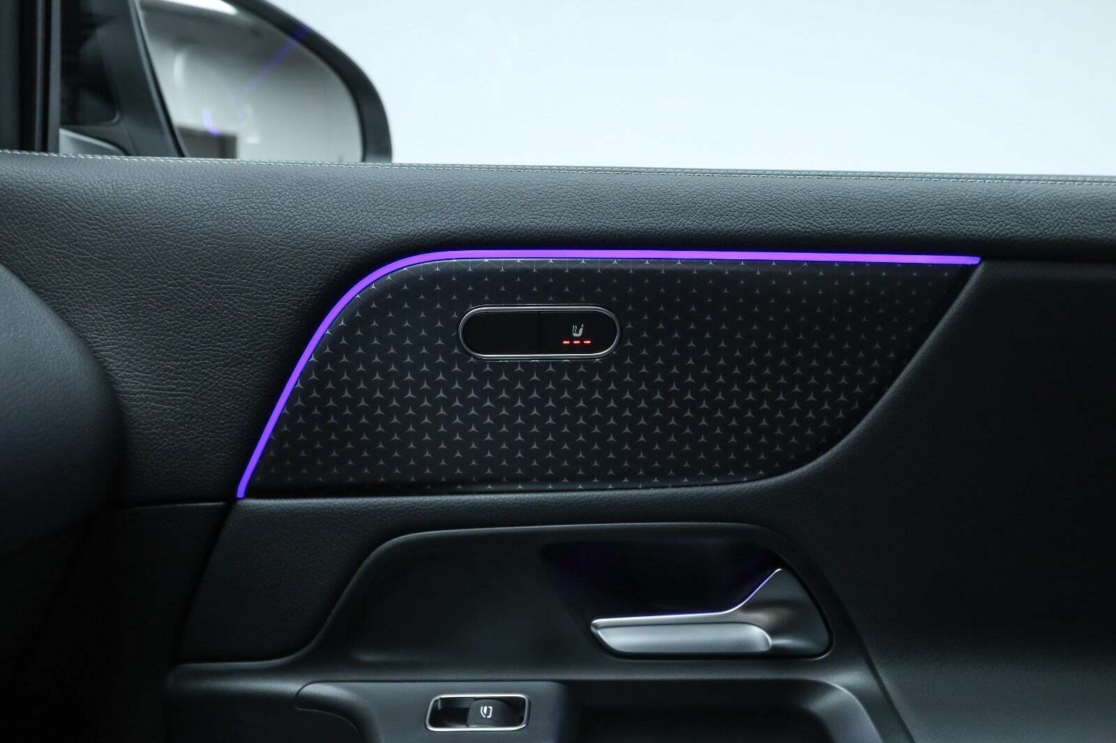 Sort Mercedes EQA350 fra 2024