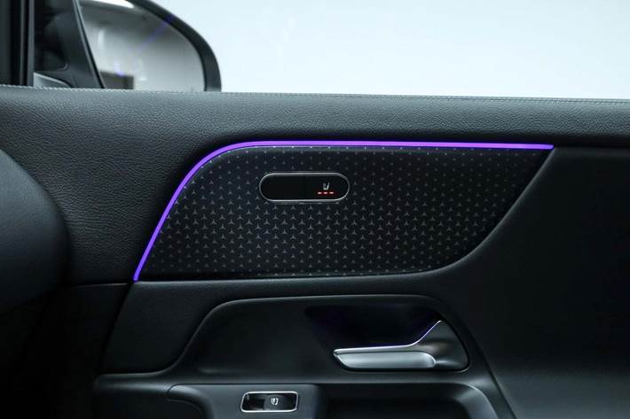 Sort Mercedes EQA350 fra 2024