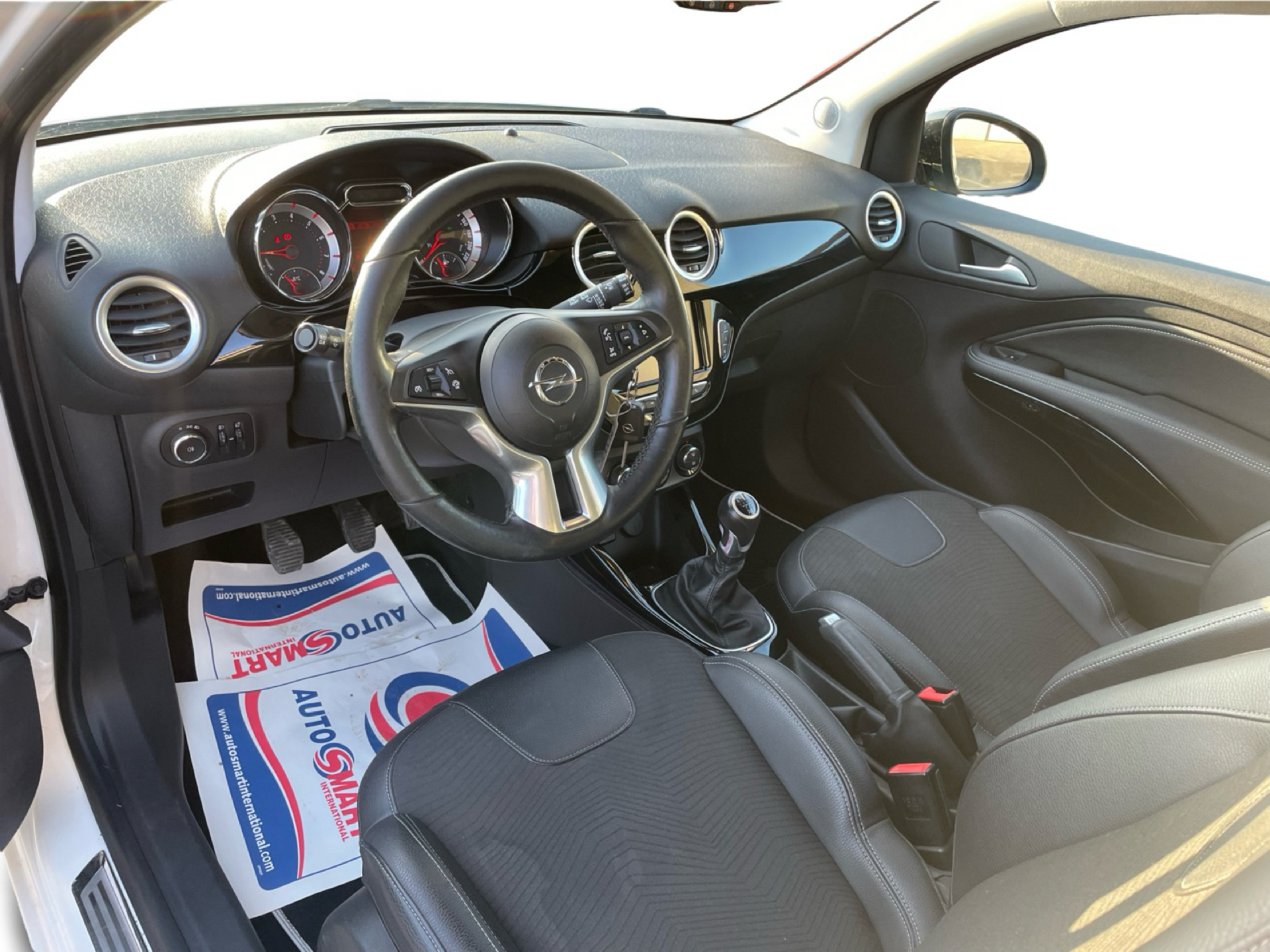 Hvid Opel Adam fra 2016