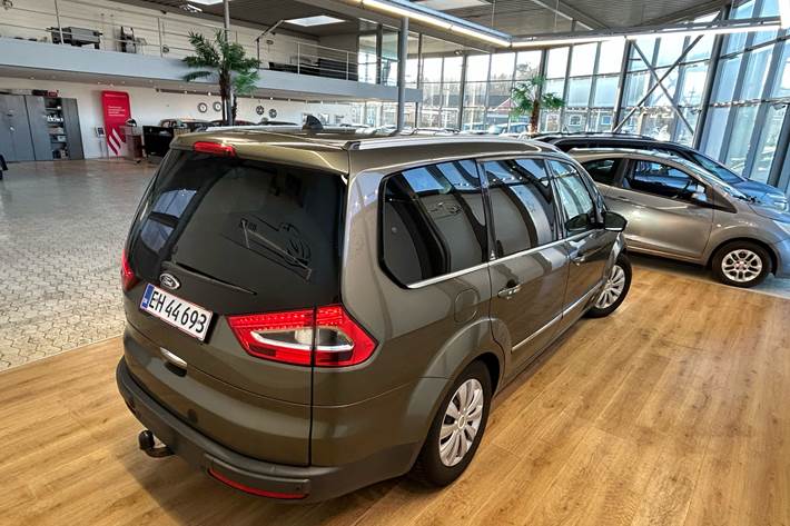 Grøn Ford Galaxy fra 2012