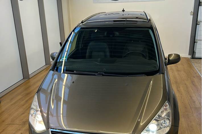 Grøn Ford Galaxy fra 2012