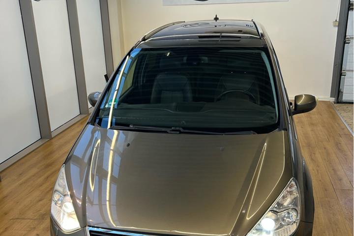 Grøn Ford Galaxy fra 2012