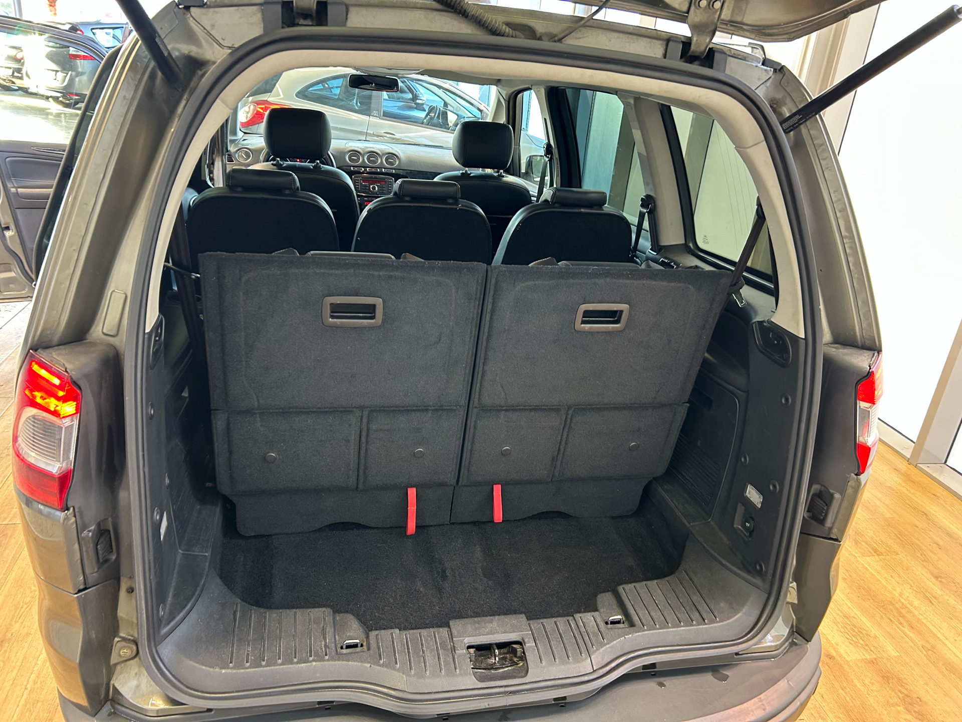 Grøn Ford Galaxy fra 2012