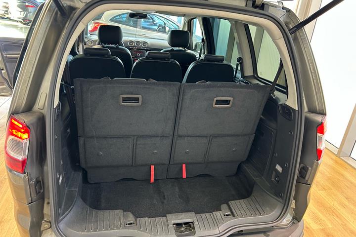 Grøn Ford Galaxy fra 2012
