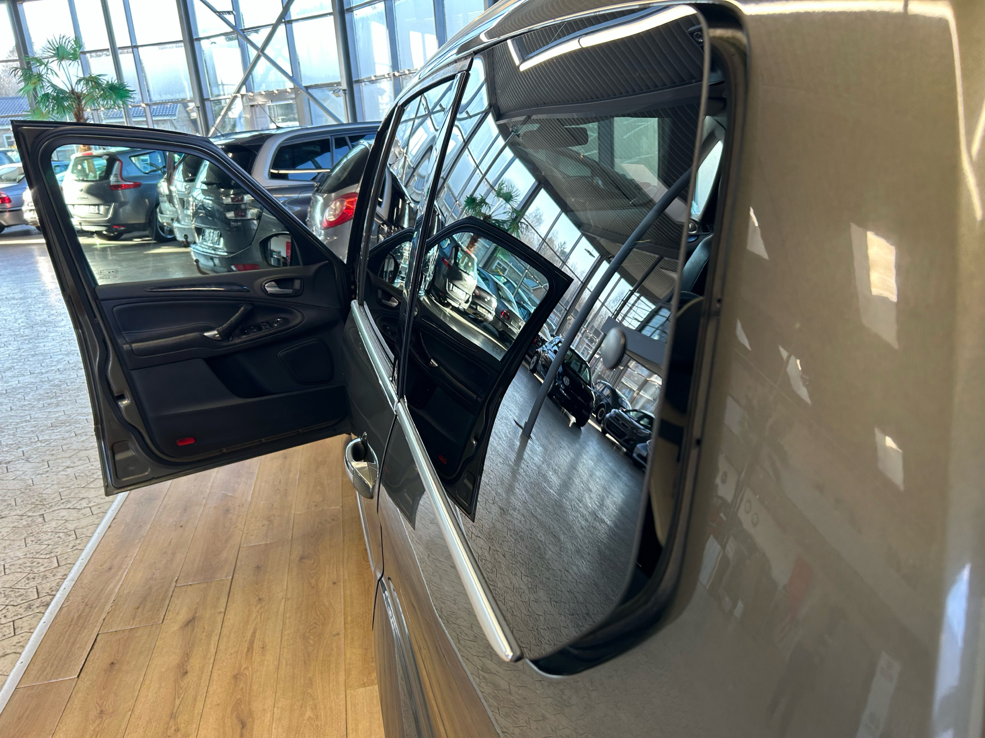 Grøn Ford Galaxy fra 2012