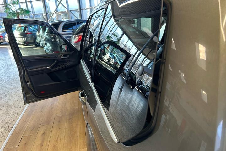 Grøn Ford Galaxy fra 2012