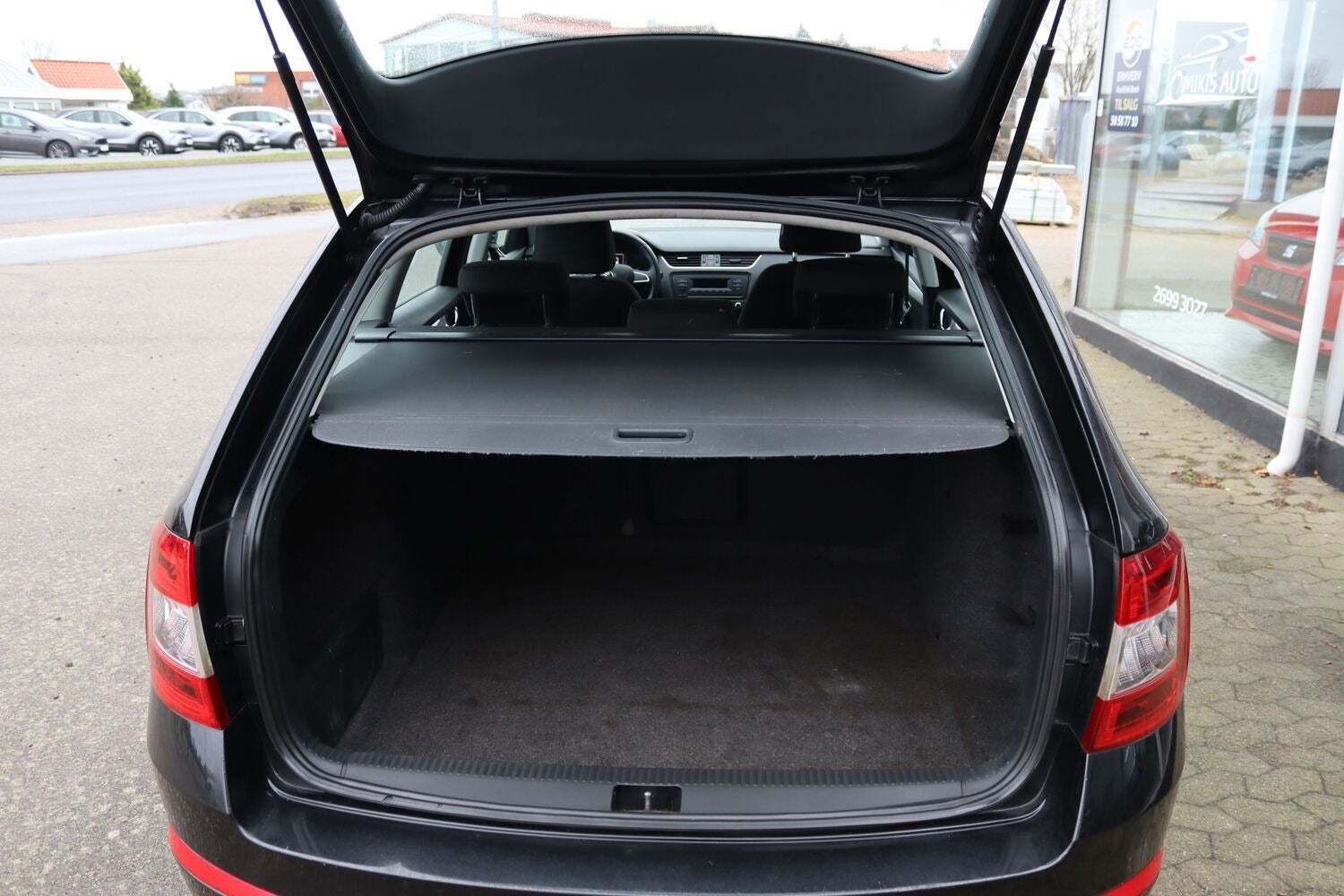 Sort Skoda Octavia fra 2014