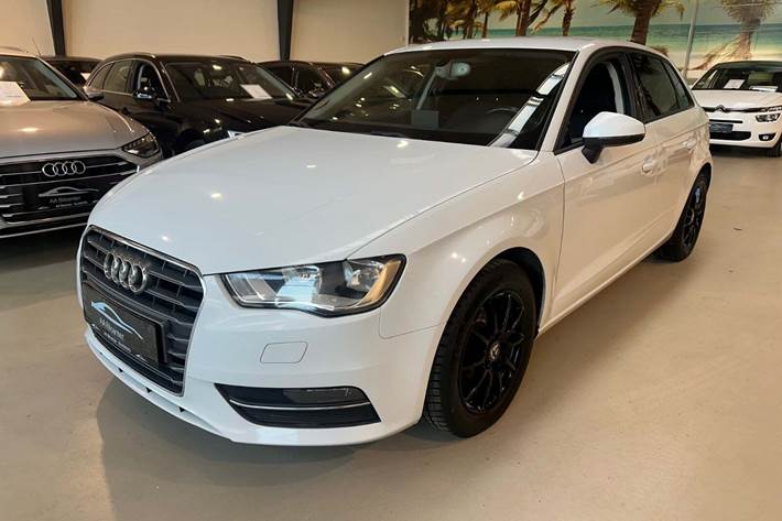 Hvid Audi A3 fra 2013 set udefra