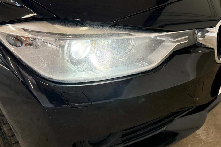 Sort BMW 318d fra 2013 set udefra