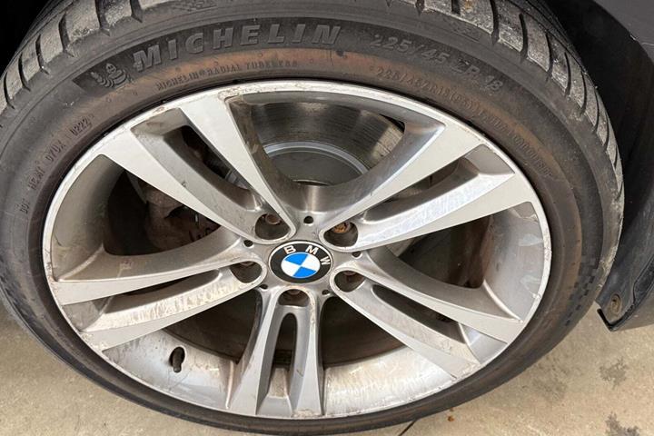 Sort BMW 318d fra 2013 set udefra