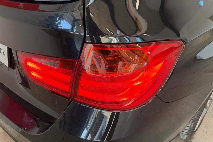 Sort BMW 318d fra 2013 set udefra