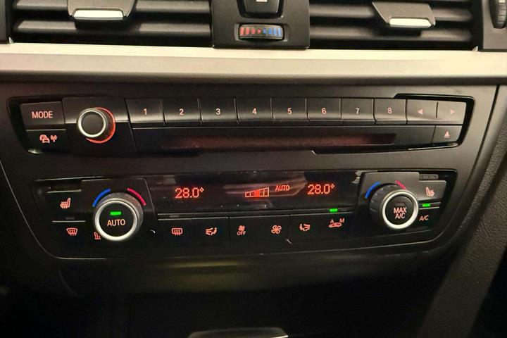 Sort BMW 318d fra 2013 set indefra