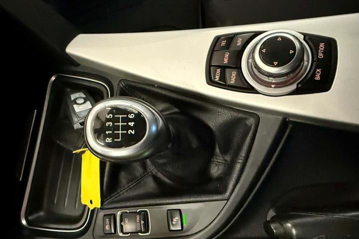 Sort BMW 318d fra 2013 set indefra