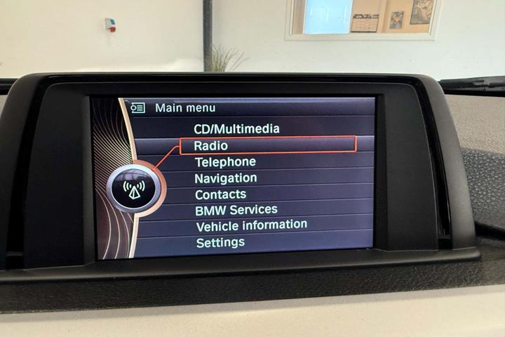 Sort BMW 318d fra 2013 set indefra
