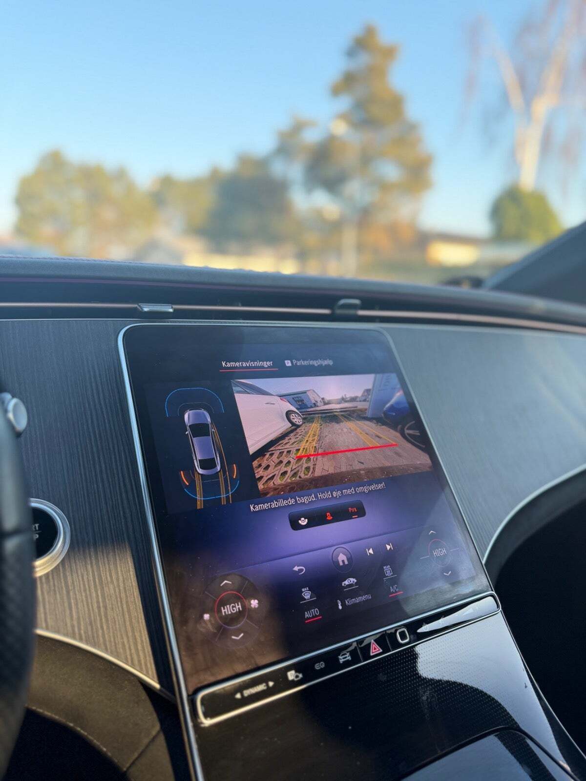 Sort Mercedes EQE350 fra 2024