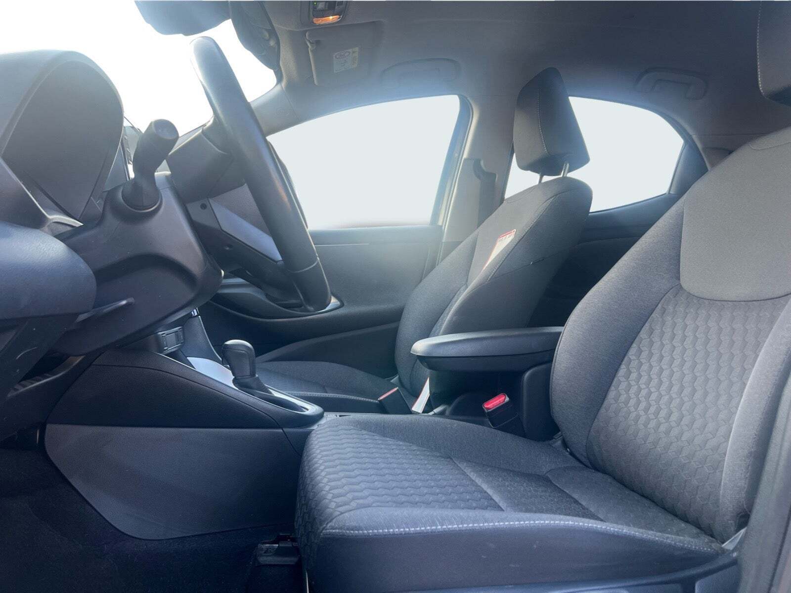 Sølv Toyota Yaris fra 2021