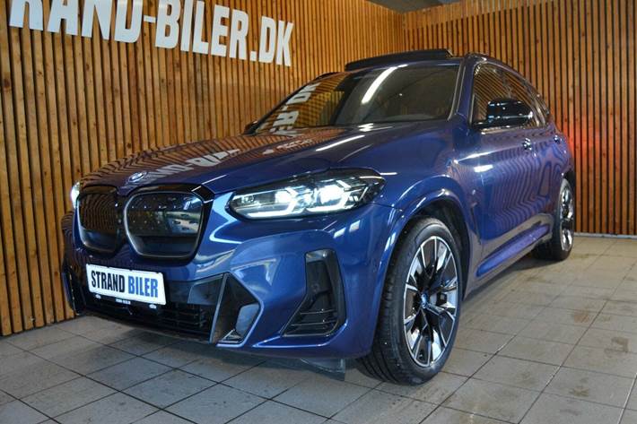 Blå BMW iX3 fra 2022 set udefra