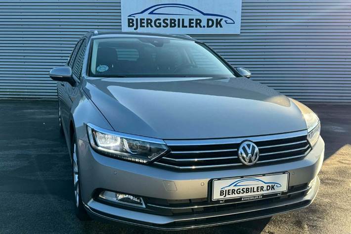 Sølv VW Passat fra 2017 set udefra