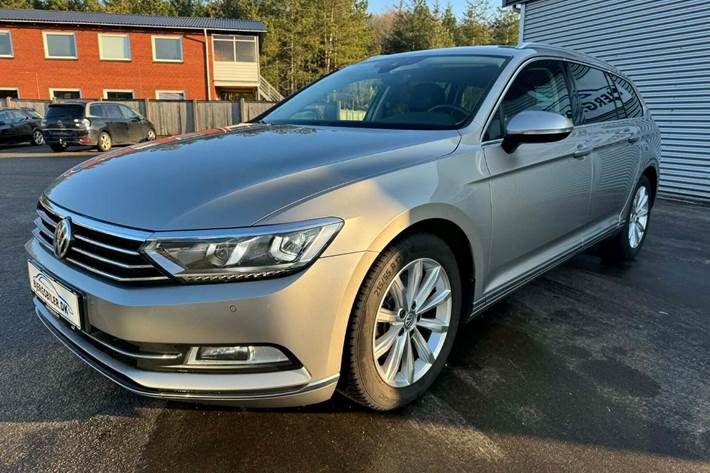 Sølv VW Passat fra 2017