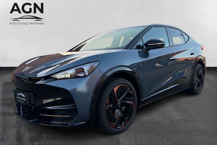 Blå Cupra Tavascan fra 2024 set udefra