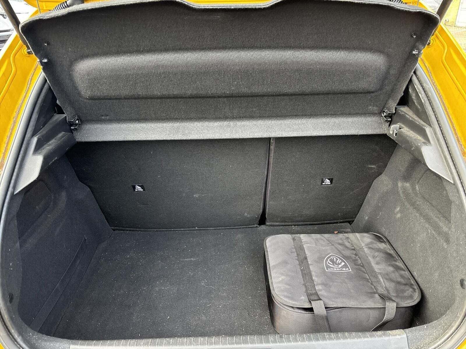 Gul Peugeot e-208 fra 2022