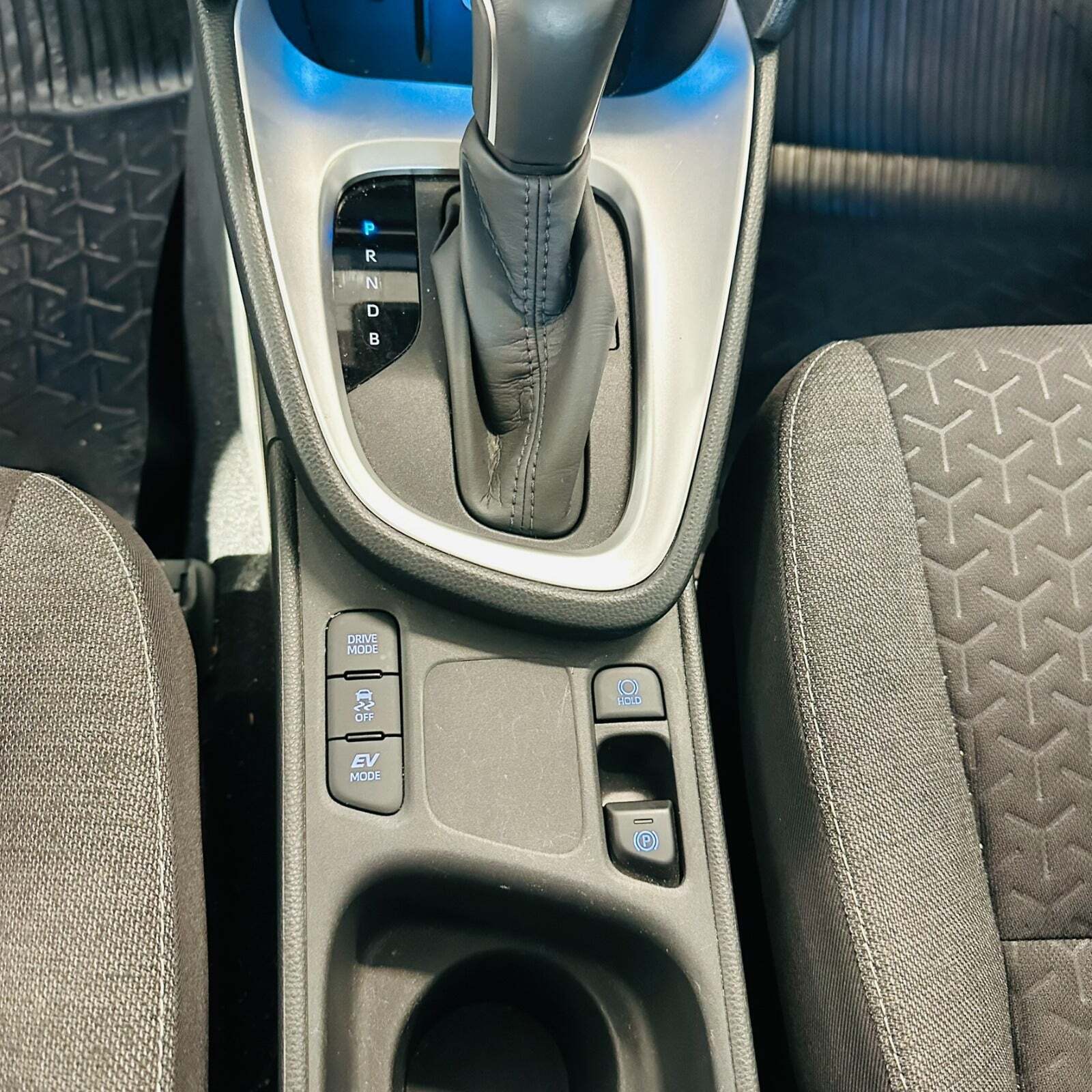 Sølv Toyota Yaris Cross fra 2022