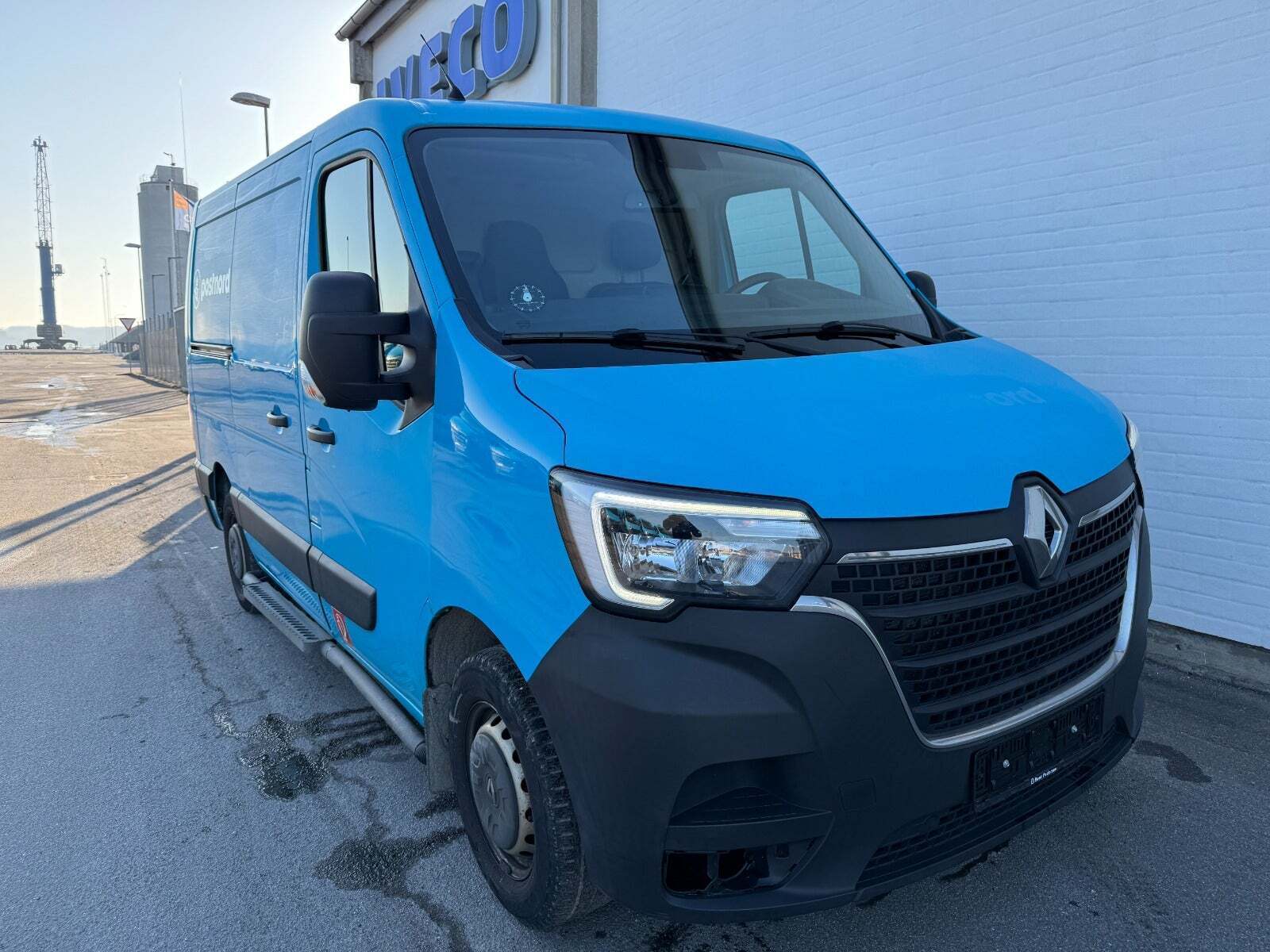 Blå Renault Master IV T33 fra 2019