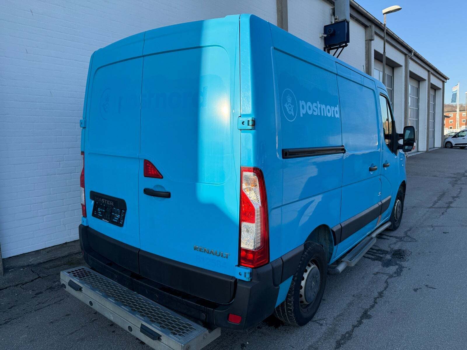 Blå Renault Master IV T33 fra 2019