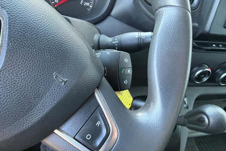 Blå Renault Master IV T33 fra 2019