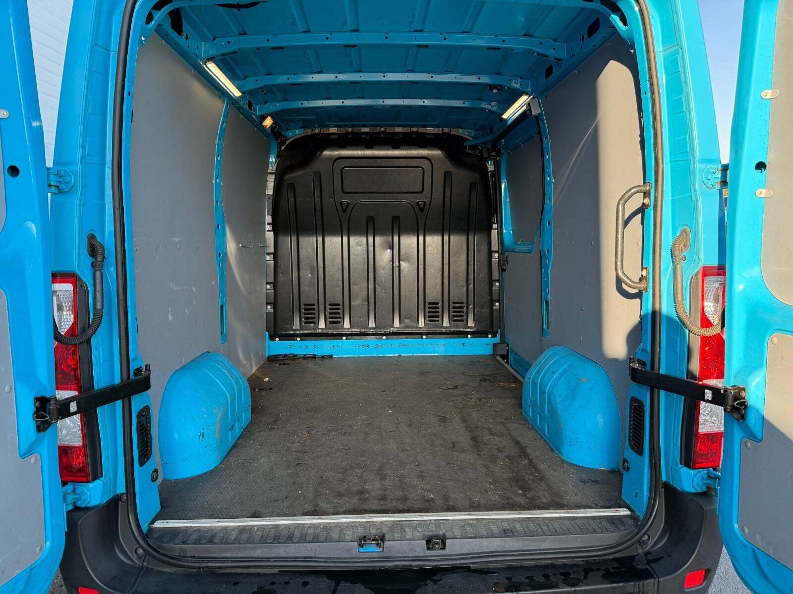 Blå Renault Master IV T33 fra 2019