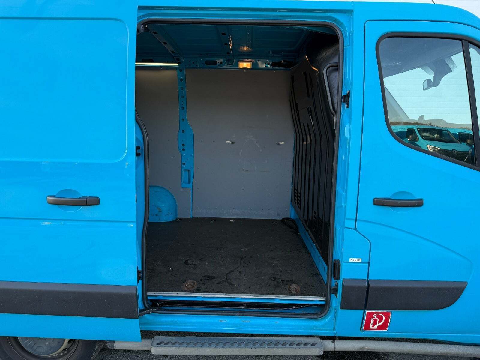 Blå Renault Master IV T33 fra 2019