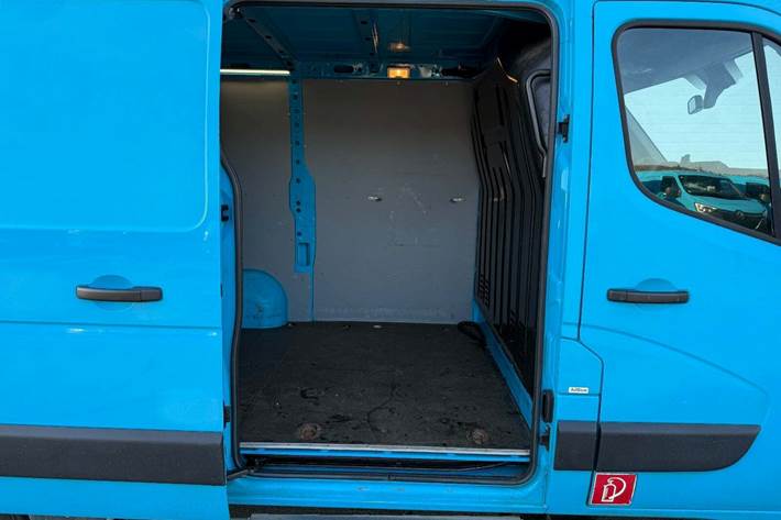 Blå Renault Master IV T33 fra 2019