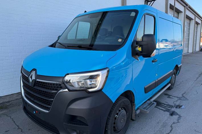 Blå Renault Master IV T33 fra 2019 set udefra
