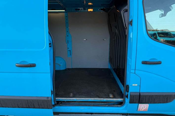 Blå Renault Master IV T33 fra 2019