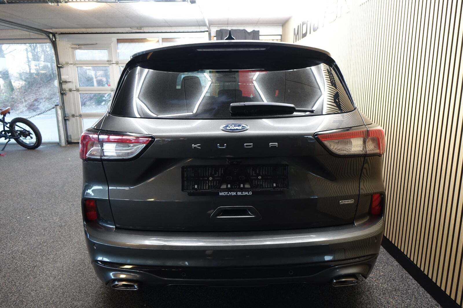 Grå Ford Kuga fra 2020