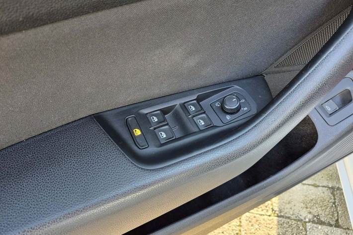 Hvid VW Passat fra 2016