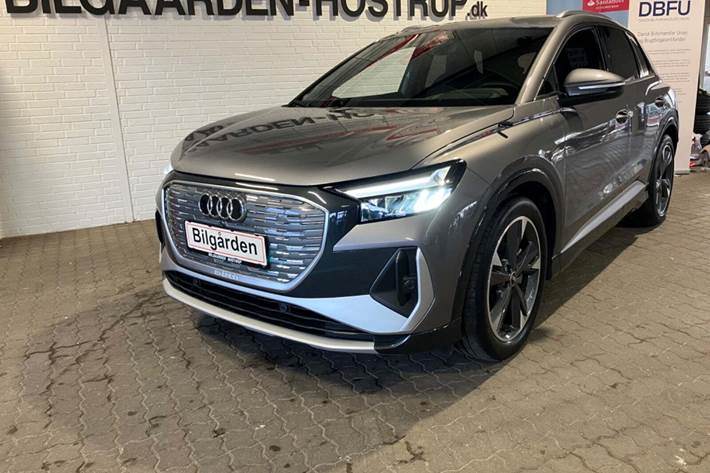 Grå Audi Q4 e-tron fra 2023 set udefra