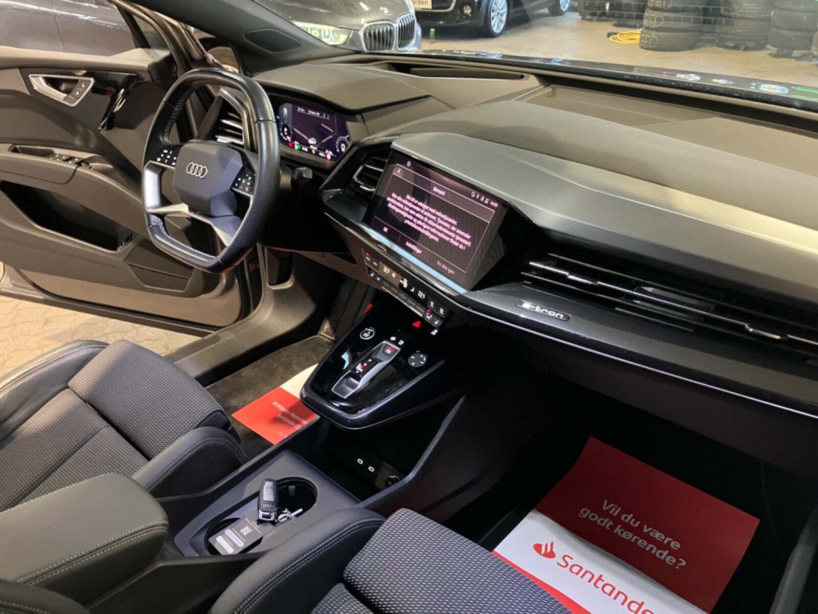 Grå Audi Q4 e-tron fra 2023