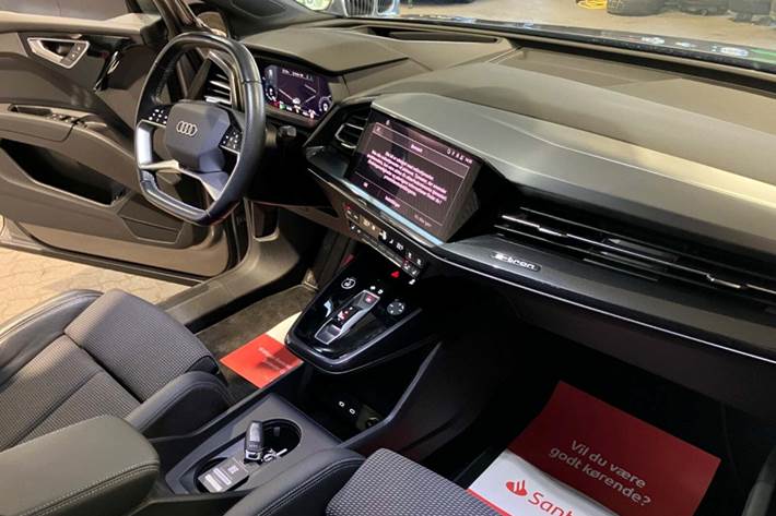 Grå Audi Q4 e-tron fra 2023