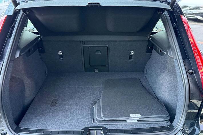 Sort Volvo EX40 fra 2025